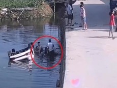 Người dân cùng nhau giải cứu bốn người mắc kẹt dưới sông