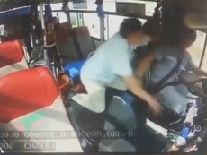 Cụ ông hành hung tài xế vì không được xuống xe