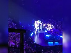 Quẩy quá đà, Lady Gaga 'lọt' sân khấu