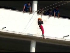 Bé gái rơi từ độ cao 9m, do sơ suất của trường học