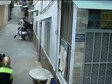 Clip: Camera an ninh ghi lại cảnh giật dây chuyền trong hẻm