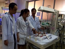 Bác sĩ nói về ca mổ tim kỳ diệu cho bé chỉ nặng 900 g