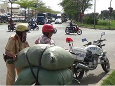 CSGT nói về tình trạng xe mù, xe mờ và cách xử lý