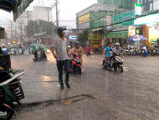 TP.HCM ngập nặng sau mưa, dân dắt xe lội nước về nhà