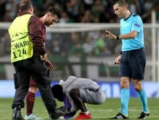 Cổ động viên lao xuống sân, hôn chân Messi