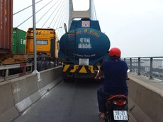 Xe bồn chiếm đường xe máy trên cầu Phú Mỹ