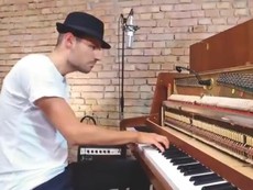 'Dậy sóng' với bản cover 'Despacito' bằng đàn piano