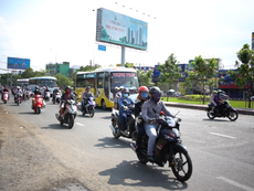 Dòng người, xe ùn ùn kéo về TP.HCM từ cửa ngõ Tây Nam