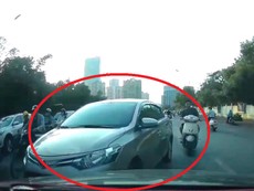 Tài xế 'cứng' ngăn hàng loạt ô tô, xe máy lấn làn