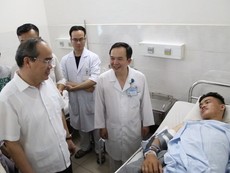 Bí thư Nhân thăm hỏi, động viên các 'hiệp sĩ' bị thương