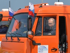 Ông Putin lái xe tải khánh thành cầu dài nhất châu Âu