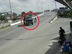 Xe tải rẽ gấp xe máy bó tay chịu trận