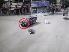 Cô gái vượt đèn đỏ 'đối đầu' xe bán tải giữa vòng xoay