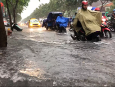 Cửa ngõ vào sân bay Tân Sơn Nhất kẹt cứng sau mưa lớn