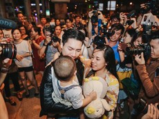 Quốc Cơ và Quốc Nghiệp ôm con òa khóc khi về nước