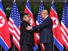 Cận cảnh màn bắt tay lịch sử 12 giây của ông Trump, ông Kim