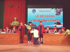Nữ sinh viên được cầu hôn trong lễ tốt nghiệp