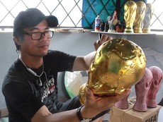 Cận cảnh quy trình làm cúp vàng FIFA World Cup 2018 ở TP.HCM