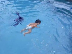 Ngạc nhiên bé 2 tuổi bơi lội tung tăng như cá trong hồ