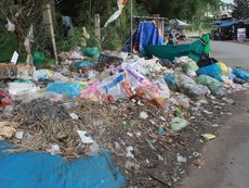 Rác tràn ngập khu ăn uống của sinh viên ở làng Đại học