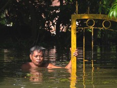 Người dân Hà Nội cam chịu sống chung với cảnh ngập lụt kéo dài
