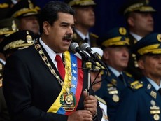 Binh sĩ bỏ chạy khi vụ nổ ám sát Tổng thống Venezuela diễn ra