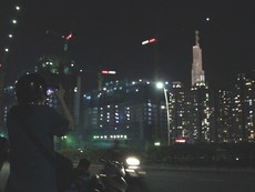 Giới trẻ đột nhiên thích tụ tập giữa cầu để “sống ảo“