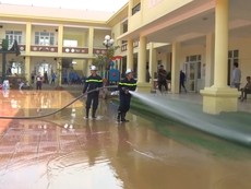 Hàng trăm cảnh sát giúp người dân vùng lũ Chương Mỹ dọn dẹp
