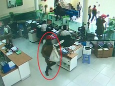 Clip 2 thanh niên cướp bao tải tiền ở ngân hàng