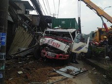 Hiện trường xe container tông 6 nhà dân ở Bình Chánh