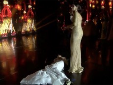 Tân Hoa hậu Hòa bình Quốc tế ngất xỉu khi vừa được xướng tên