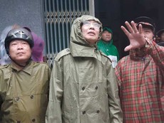 Phó Chủ tịch TP Lê Thanh Liêm thị sát tình hình bão ở Cần Giờ
