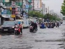 Hàng Xanh: Xe chết máy, dân dắt bộ đến chỗ làm