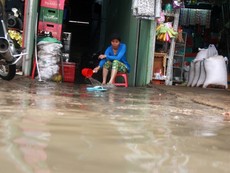 1 ngày sau cơn mưa lịch sử, dân TP.HCM vẫn hì hục tát nước