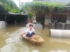 Người dân TP.HCM phải dùng xuồng để di chuyển vì ngập nặng
