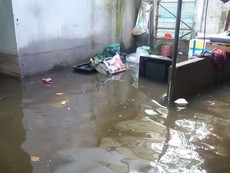 Nhiều nhà dân vẫn ngập nặng sau bão số 9