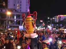 Clip: Cổ động viên cả nước “đi bão” sau trận hòa