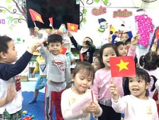Các bé mầm non cổ vũ đội tuyển Việt Nam