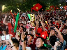 Cổ động viên cả nước ăn mừng chiến thắng của ĐT Việt Nam