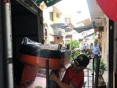 Người dân khẩn trương dời đồ đạc khỏi chung cư bị nghiêng