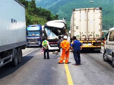 Hiện trường vụ xe chở đoàn khách Hàn Quốc đối đầu xe container
