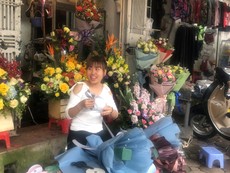 Hà Nội nhộn nhịp phố hoa 8-3