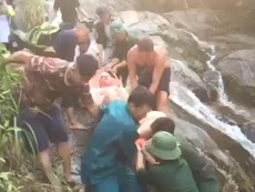 Clip: Cứu du khách Anh gặp nạn khi leo thác trên đèo Hải Vân