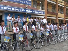Trao 20 xe đạp cho học sinh nghèo ở Bình Chánh