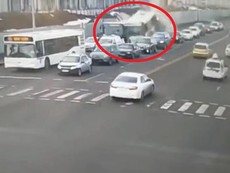 Kinh hoàng xe bus tông hàng loạt xe chờ đèn đỏ