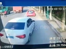 Choáng với màn đón xe bus bằng cách chặn đầu xe