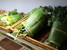 Video: Gói rau bằng lá chuối để bảo vệ môi trường