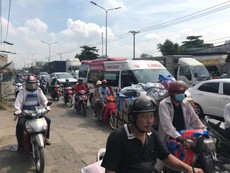 Video: Quốc lộ 1A hướng về miền Tây kẹt cứng ngày đầu nghỉ lễ