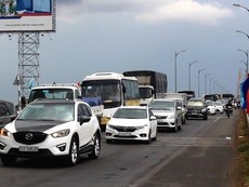 Video: Điều tiết lưu thông một chiều, cầu Rạch Miễu vẫn kẹt xe