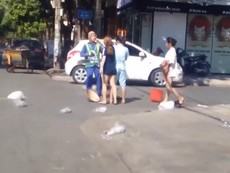 Video: Bị nhắc nhở vứt rác bừa bãi, chủ shop đánh chị lao công